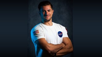 AstroViktor è uno di quei rari casi in cui la passione per lo spazio si trasforma sia in mestiere che in missione: ingegnere spaziale e divulgatore per migliaia di curiosi. @AstroViktor