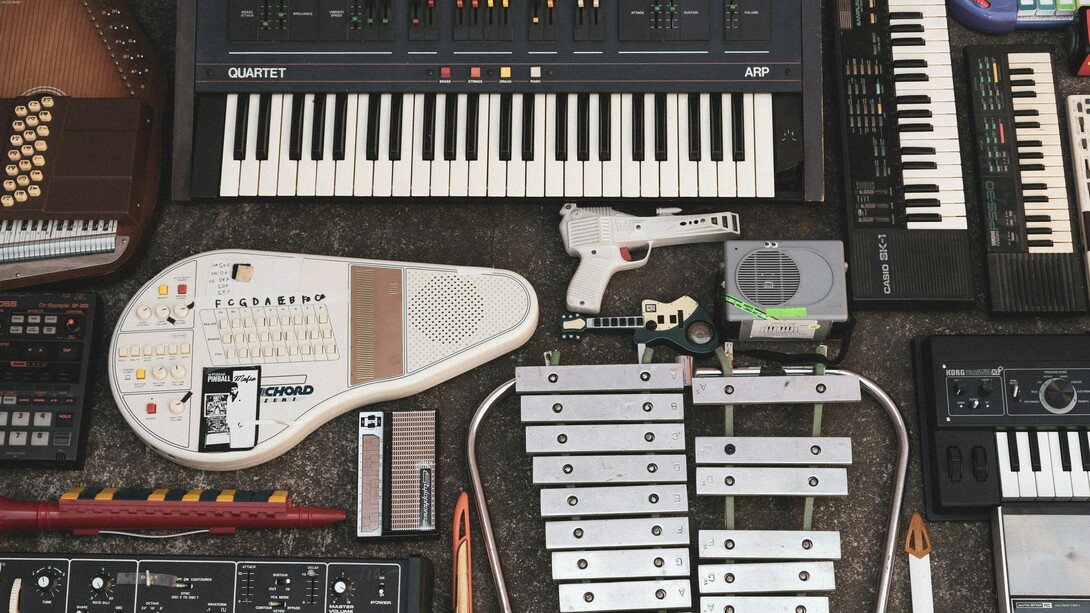 Strumenti musicali, sintetizzatori e apparecchiature per la composizione elettronica. Quanto è importante ad oggi lo studio dell'armonia per comporre musica?