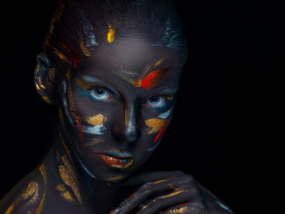 With the intricate dark body paint enveloping her, the model reflects the growing role of AI in creative fields, where artificial intelligence enhances the artist's process rather than replacing it