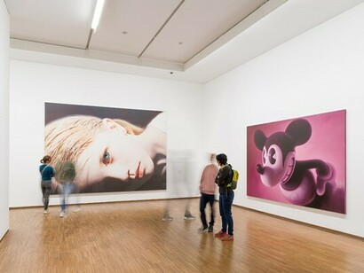 Gottfried Helnwein, "Muse" sulla parete sinistra e "Pink Mouse 2", 2016, sulla parete destra alla mostra "Reality and Fiction", Albertina, Vienna, Austria