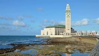 O que dizer de Casablanca? Eu posso dizer que eu não quis partir. Aquele lugar simplesmente me acorrentou, e foi exatamente no Parc de la Ligue Arabe, simples e magnífico ao mesmo tempo, que eu descansei os meus pés depois de visitar a mesquita Hassan II e o Quartier Habous. Mas, pensando bem, vou parar por aqui. O Marrocos é o tipo de lugar que tem de se ver para crer. Por mais que eu tente, escreva e me esforce, certamente não vou conseguir colocar aqui o que é esta obra-prima da raça humana. Portanto, meu caro leitor… que tal fazer as malas?