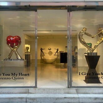Lorenzo Quinn, I give you my heart, vista della mostra. Cortesia di Contini Art Gallery