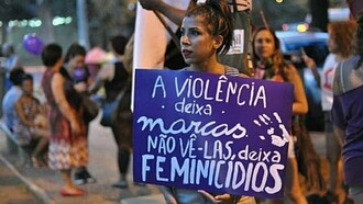 Este artigo é um grito. Um grito de revolta, de repulsa, de dor. Um grito que acolhe quem já perdeu alguém por feminicídio. Um grito que reconhece que, sim, você está sozinha. Que a segurança pública não irá protegê-la. Que o Estado não irá protegê-la. Que seus amigos e familiares, muitas vezes, não farão nada. E que, dependendo do caso, seus dias estão contados