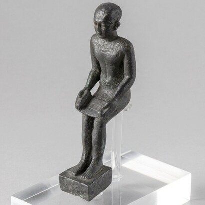 Imhotep è qui rappresentato come semidio della medicina e della conoscenza. Venerato nei secoli successivi come guaritore e sapiente, la sua figura ispirava la costruzione di templi dedicati alla guarigione