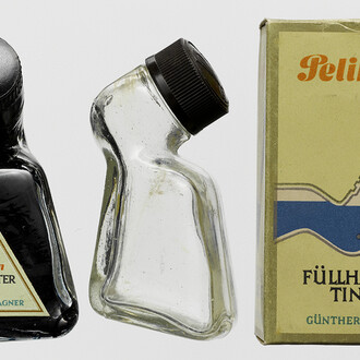 Wilhelm Wagenfeld, Tintenflaschen „Pelikan“, gefüllt und leer, mit
Originalkarton, 1938. Mit freundlicher Genehmigung des Museums für Kunst und Gewerbe Hamburg