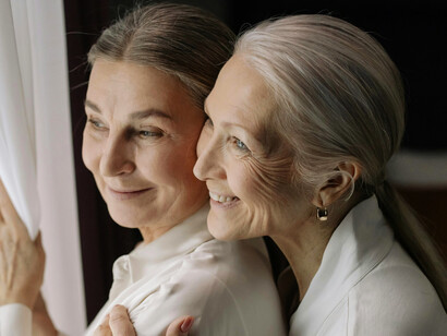 O abandono e negligência de idosos, evidenciados por relatos de casas de repouso, destacam a necessidade urgente de melhores políticas públicas