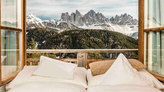 Vista sul Gruppo delle Odle da una camera dell'hotel Forestis, Bressanone, Alto Adige, Italia