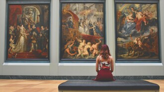 Donna seduta di fronte a tre dipinti, museo del Louvre, Parigi, Francia