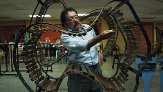 Joaquín Orellana interpretando sus "útiles sonoros"