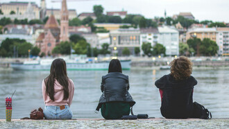 Un viaje familiar por Europa da lugar a una reflexión íntima sobre la convivencia, el silencio y los vínculos que sobreviven entre diferencias, recuerdos y afectos compartidos