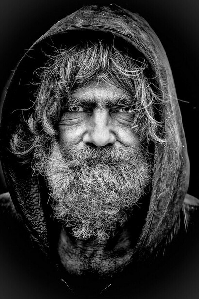 Pobres contra ricos. Los pobres viven vidas más cortas y se enfrentan a una serie de otros problemas, como la discriminación, el acceso a la atención médica y alimentos saludables, el acceso a la educación y el conocimiento