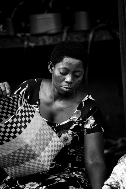 L'artisanat du raphia met en lumière des créations uniques, reflets de la culture africaine