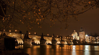 Die Karlsbrücke in Prag, auf deren Geländer die erste Statue Johannes Nepomuks platziert wurde (1683)