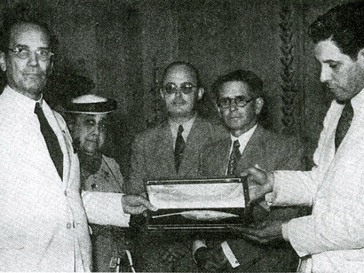 Carlos Márquez Sterling presented the golden pen with which he signed the Constitution