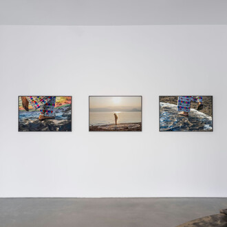 Manuel Chavajay, Xojowi ja qa tee ruachulew, vista de exhibición. Cortesía del Institute of Contemporary Art