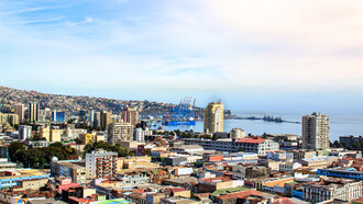 A panoramic view of Valparaíso and its busy harbour, representing Chile’s strategic position in regional and global trade