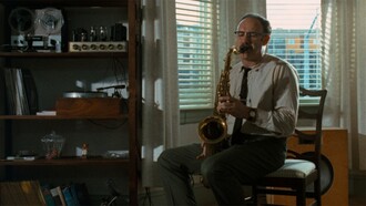 "La Conversazione" ("The Conversation"), diretto da Francis Ford Coppola nel 1974, è un thriller psicologico che esplora il tema della sorveglianza e della paranoia. In copertina Gene Hackman è Harry Caul, in una scena del film