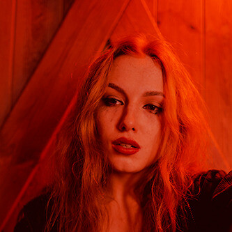 Mulher chorando. Pois a prostituição perante a sociedade é encarada como um acto repugnante do ponto de vista moral