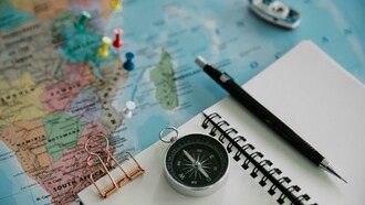 Mapa e bússola. A Terra é uma amiga conselheira e sábia, uma avó de cabelos de vento e pele de rochas, portadora de histórias, com traumas resolvidos e com bons conselhos. As suas palavras chamamos história e estudamos nos livros. Ela transcende os espaços físicos, incorpora as narrativas e molda a identidade de um povo. A sustentação da vida e as práticas comunitárias atuais, demonstram a sua resiliência. No entanto, o discurso contemporâneo da gestão ambiental transforma o respeito em teoria impressa em papel, aprovada em bancadas geopolíticas e guardadas para uso em tribunais corrompidos