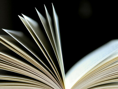 Livre ouvert qui invite à le lire pour réfléchir et agir