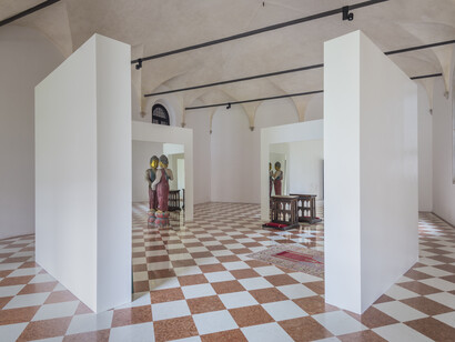 The Time of Judgement, 2017, mirror, carpet, Buddha sculpture, kneeling-stool, site specific dimensions. Courtesy: the artist and GALLERIA CONTINUA, San Gimignano / Beijing / Les Moulins / Habana. Photo by: Oak Taylor-Smith. View and details