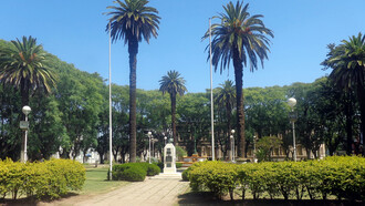 Entre las reposeras frente al río y el fervor del festival, San Pedro combina tradición y modernidad en un solo fin de semana. Plaza San Martín, San Pedro, Provincia de Buenos Aires, Argentina