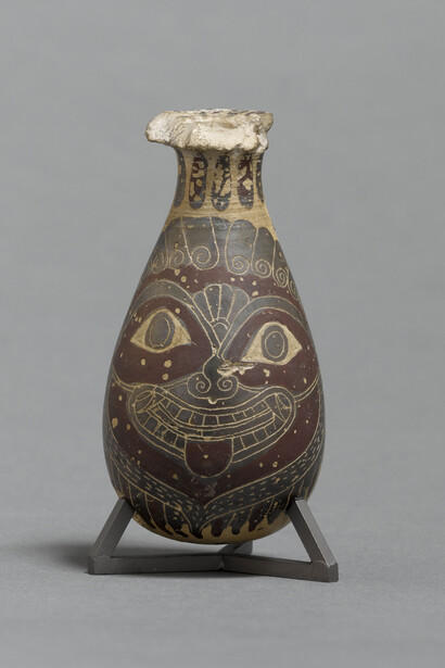 Alabastre à figures noires - gorgoneion, Argile, h. 8 ; d. max. 4,1 cm, Découverte : Camiros/ production : Corinthe 620-600 av. J.-C. Acquisition Salzmann, 1864, Paris, musée du Louvre, département des AGER
© RMN (Musée du Louvre) / Stéphane Maréchalle