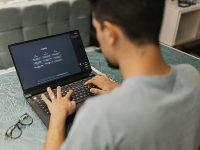 Saiba mais sobre o impacto do ChatGPT na educação. Explore as possibilidades de aprendizado multidisciplinar e os cuidados necessários ao utilizar essa tecnologia