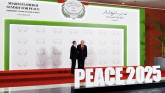 Keir Starmer e Donald Trump al Centro Congressi Internazionale di Sharm El-Sheikh, dove verrà firmato il piano di pace per Gaza. Sharm el-Sheikh, Egitto, 13 ottobre 2025