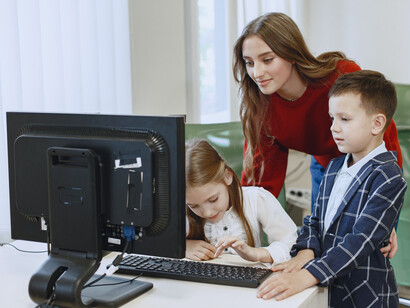 Alunos pedem ajuda à professora para distinguirem imagens reais de imagens geradas por inteligência artificial