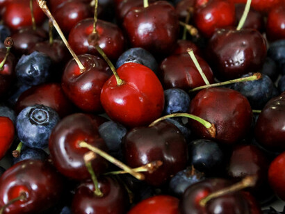 Las cerezas, ricas en antioxidantes y bajas en calorías, son un deleite en postres y pasteles durante enero