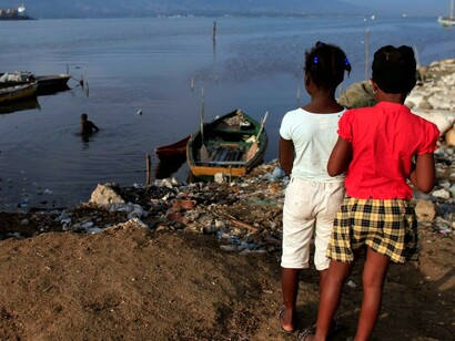 Niños haitianos tras el terremoto en el país caribeño