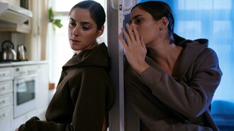 Viver em tradução constante não se limita ao idioma. Trata-se de um esforço contínuo de adaptação do que se sente, do que se pensa e até do que se é para caber no contexto, no tempo do outro, nas expectativas alheias. Antes mesmo de falar, há um trabalho invisível: filtrar, simplificar, escolher palavras “seguras”, medir o impacto, antecipar reações