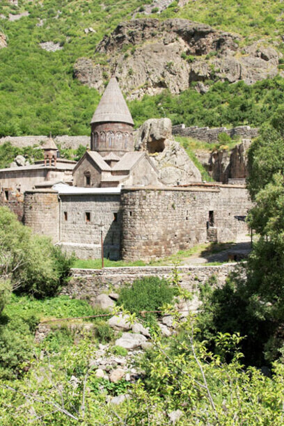 El monasterio de Geghard (en armenio Գեղարդ) es una construcción arquitectónica única en la provincia de Kotayk en Armenia, parcialmente excavada en la montaña adyacente, rodeada por acantilados; la capilla principal fue construida en 1215, el complejo monástico fue fundado en el siglo IV por Gregorio el Iluminador en el lugar de un manantial sagrado en el interior de una caverna
