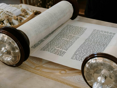 La découverte des Manuscrits de la mer Morte en 1947 a enrichi notre compréhension du Livre d'Enoch. Parmi ces manuscrits, plusieurs fragments et manuscrits complets ont été retrouvés, confirmant ainsi l'importance de ce texte ancien à l'époque de sa rédaction