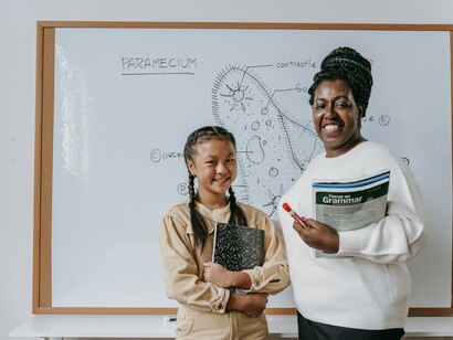 Professora ensina ciências à aluna