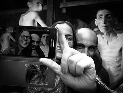 Shahak Shapira, Yolocaust. Ou comment le règne du selfie pour dire « J’étais là » prend le pas sur la conscience et le jugement historique