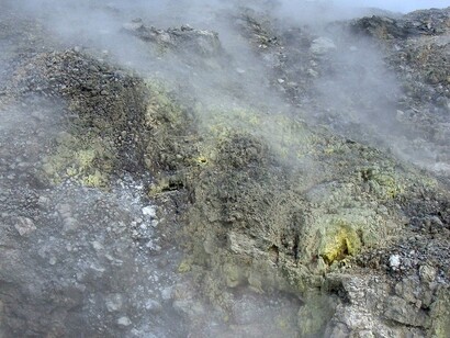 Le fumarole della Solfatara sono un segno visibile del degassamento magmatico che avviene in profondità. Campi Flegrei, Napoli, Italia