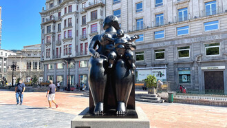 Fernando Botero, La Maternidad (1989); Oviedo, Asturias, España. El amor más grande, hecho volumen. Una madre que abraza la vida con ternura infinita