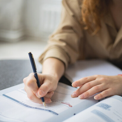 Correção de dever de casa com a professora de apoio