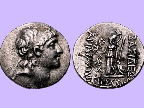 Dracma. Sovrani di Cappadocia - Ariarate VI, 130 -129 a.C. AR dracma (18mm, 4,24 gr.).
Testa diademata a destra, Atena in piedi verso sinistra, che regge Nike, uno scudo e una lancia; due monogrammi a sinistra, data in esergo. Dalla collezione di Charles E. Weber