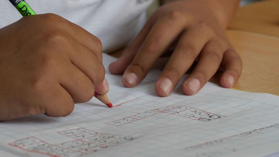 A ansiedade acadêmica afeta estudantes de várias gerações. Confiança nas próprias capacidades pode ser uma chave para controlar essa ansiedade, especialmente em disciplinas como a matemática