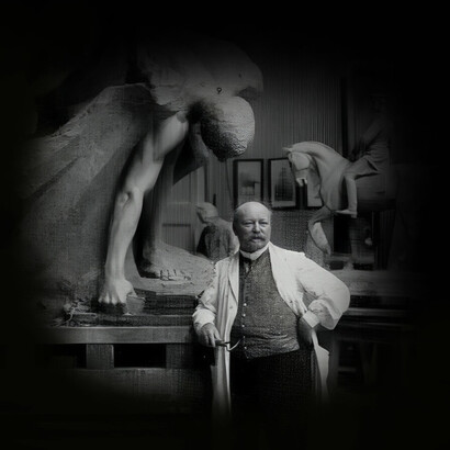Ludwig Manzel in seinem Atelier in Berlin-Charlottenburg. Hinter ihm steht die namenlose Skulptur mit drei nackten Kriegern, die die menschlichen Tugenden Hilfsbereitschaft und Nächstenliebe symbolisieren (das Werk ist vor dem Regierungsbezirk Minden aufgestellt), Aufnahme um 1906