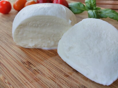 If one is familiar with Neapolitan and Sicilian dialect it is much easier to understand such pidgin words, for example, "mozzarella" is "mootsarell’" or "mootsadell’"