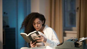 Nos encantamos com a inteligência artificial porque, de fato, ela é fascinante. A promessa de respostas imediatas, textos prontos, decisões otimizadas e caminhos encurtados seduz até os mais críticos. Afinal, quem nunca desejou apertar um botão e ver a mágica acontecer? Mas talvez a pergunta mais urgente não seja o que a IA pode fazer por nós, e sim: o que estamos deixando de fazer quando delegamos tudo a ela?
Imagine uma criança aprendendo a amarrar os cadarços. O processo é lento, cheio de tentativas frustradas. Um adulto poderia facilmente fazer por ela e, muitas vezes, faz, em nome da praticidade. Mas o que essa criança perde quando alguém resolve por ela algo que seu cérebro estava prestes a descobrir?