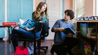 Dois estudantes compartilham livros e olhares atentos durante a atividade. A construção da autonomia e da resiliência começa justamente quando o aprendizado exige esforço, troca e enfrentamento das dificuldades