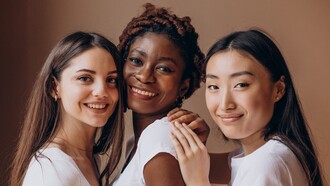 In molte culture del Medio Oriente, l’uso di oli profumati e maschere naturali fa parte delle pratiche tramandate per la cura e la bellezza dei capelli