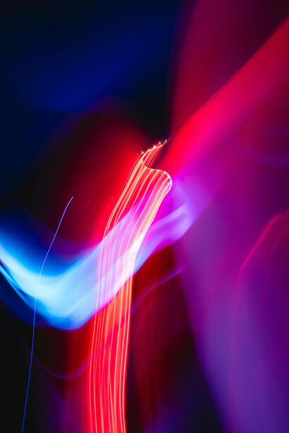 Dieses Phänomen ähnelt teilweise der Relativitätstheorie, in dem die Zeiten in zwei verschiedenen Ausgangspunkte ganz unterschiedlich ticken