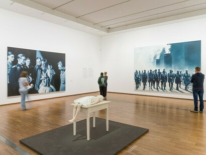 Gottfried Helnwein, "Epiphany I (Adoration of the Magi 3)", sulla parete sinistra e sulla destra "Soldati" alla mostra "Reality and Fiction", Albertina, Vienna, Austria