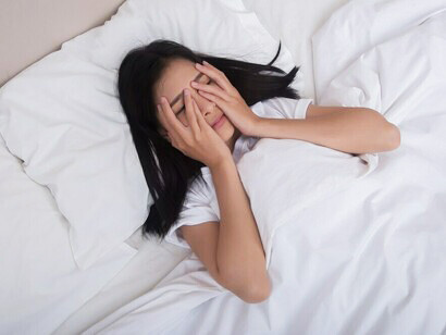 No quedarse despiertos en la cama, o mantener un horario normal y predecible para ir a dormir y para levantarse por la mañana